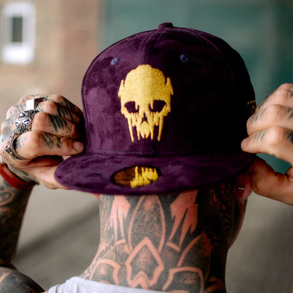 Capiche Demon Snapback - Lila Wildleder & Goldfaden