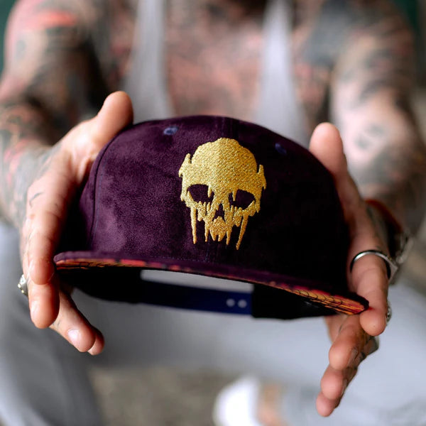 Capiche Demon Snapback - Lila Wildleder & Goldfaden